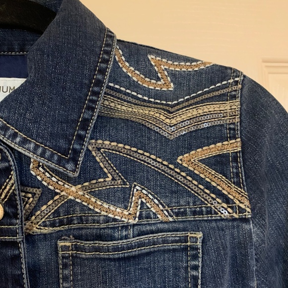 Platninum Chico’s Embellished Short Denim Jacket sz 0 - Picture 3 of 8